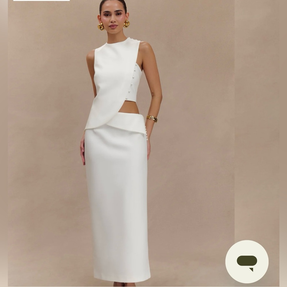 Elegant White Sleeveless Dress